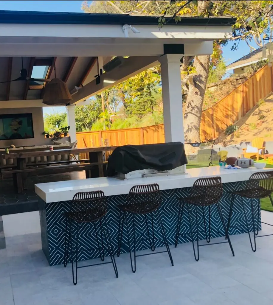 Outdoor hardscape kitchen and bar