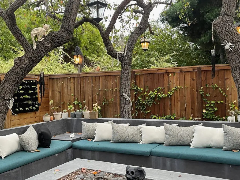 Modern backyard hardscape seating area